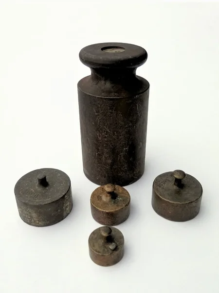Pesos de los instrumentos históricos utilizados en la cocina y la tienda . — Foto de Stock