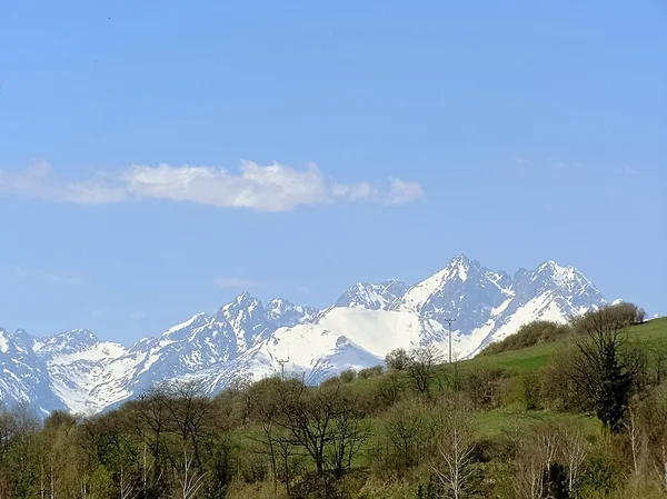 Altas montañas Tatra en primavera cuando se ve desde el valle . — Foto de Stock