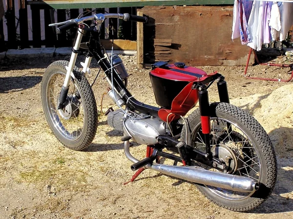 Motorcykel under reparation och återuppbyggnad. Stockbild