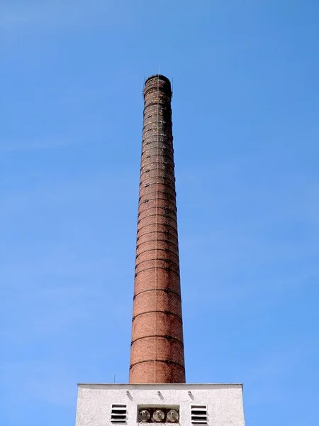 Chimenea en complejo industrial antiguo . — Foto de Stock