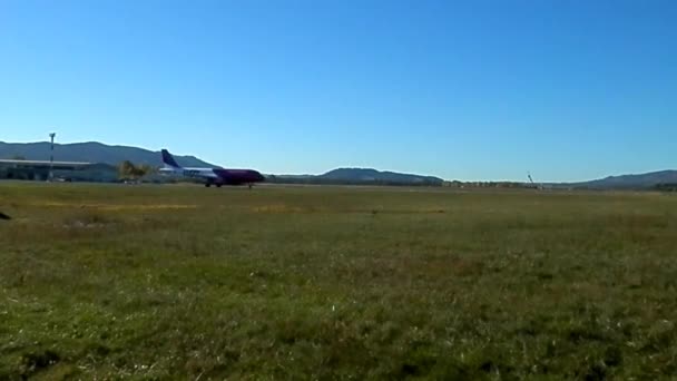 Vliegtuig terwijl vertrek de start-en landingsbaan. — Stockvideo