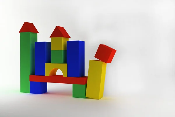 Игрушечный замок из цветных блоков на белом фоне — стоковое фото