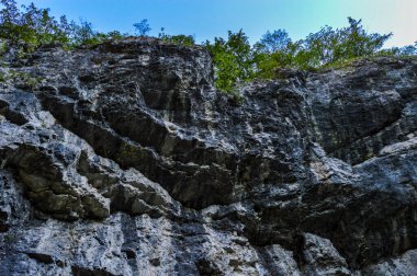 Bir nehir, taş duvar kaya oluşumunu aşındırdı. Sohodol Geçitleri keşfedilmemiş mağaralarla dolu. Carpathia, Romanya.