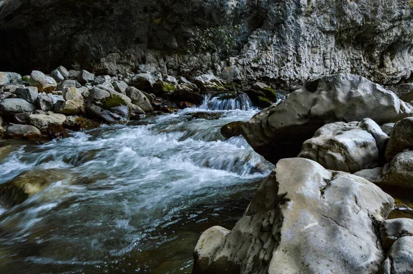 Παρθένο Φυσικό Τοπίο Τον Ποταμό Ρέει Ελεύθερα Μέσω Των Διαβρωμένων — Φωτογραφία Αρχείου