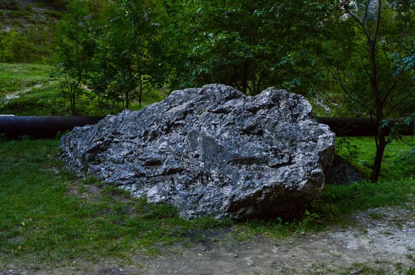 Una Roca Solitaria Rodeada Gras Verdes Oleoducto Oxidado Sohodol Gorge — Foto de Stock