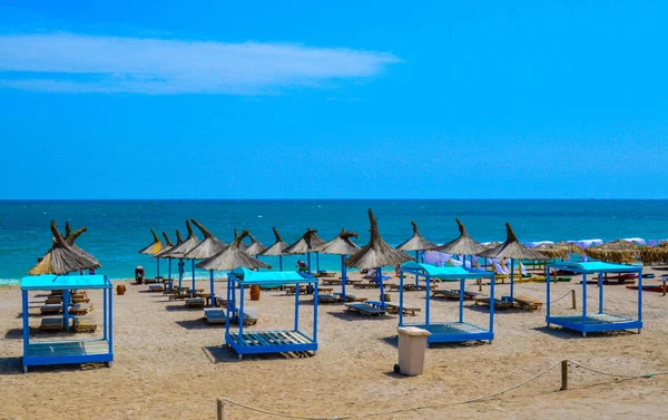 Sombrillas Paja Sillas Playa Playas Arena Para Tomar Sol Vama — Foto de Stock