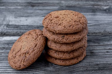 Eski, eski, ahşap bir arka planda taze pişmiş yulaf ezmeli kurabiyeler. Yakın plan..