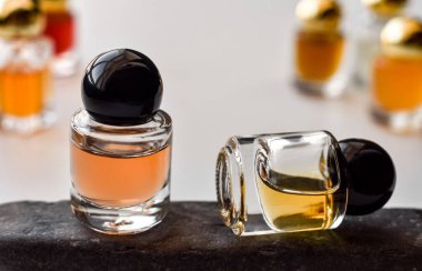 Taş tezgahında parfümlü iki şişe yakın plan. Parfüm koleksiyonu. Beyaz arkaplan.