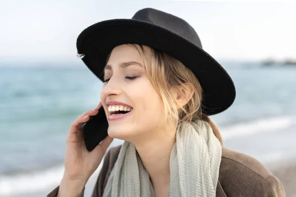 Retrato Una Joven Alegre Sonriente Hablando Teléfono Móvil Riendo Con — Foto de Stock