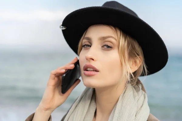 Retrato Una Hermosa Joven Hablando Teléfono Móvil Mirando Cámara Con — Foto de Stock