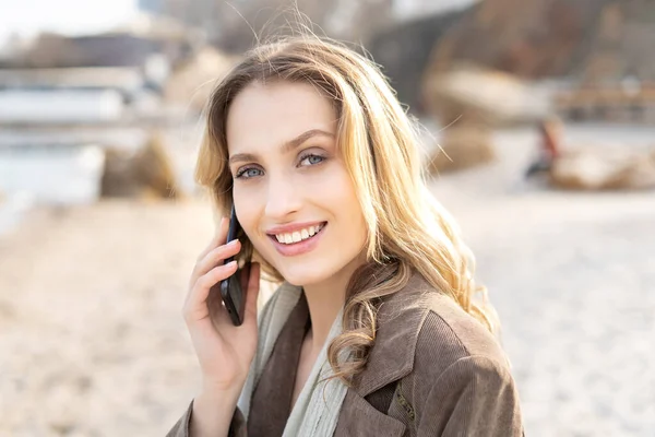 Retrato Una Hermosa Joven Rubia Hablando Teléfono Móvil Con Una — Foto de Stock