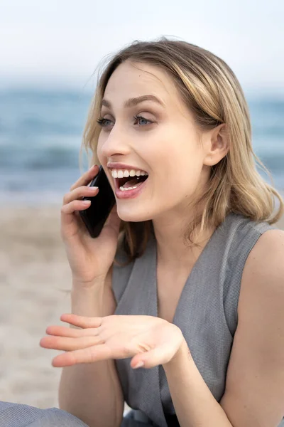 Retrato Una Mujer Rubia Feliz Hablando Teléfono Móvil Con Una — Foto de Stock