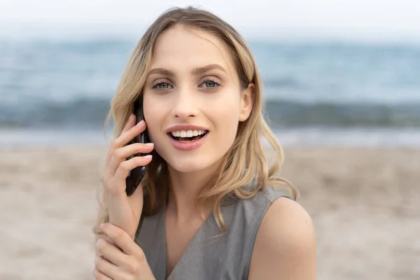 Retrato Una Mujer Rubia Impresionante Hablando Teléfono Móvil Con Una — Foto de Stock