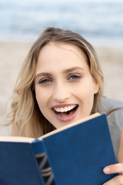 Portrait Joyful Blonde Girl Holding Book Big Smile Looking Camera — Stockfoto