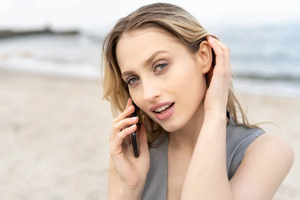 Retrato Una Atractiva Chica Rubia Hablando Teléfono Móvil Playa Con — Foto de Stock