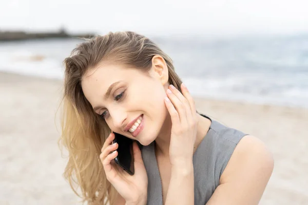 Retrato Una Joven Alegre Hablando Teléfono Móvil Con Una Linda — Foto de Stock