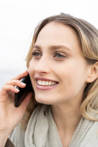 Cerca Retrato Una Joven Mujer Alegre Hablando Teléfono Móvil Sonriendo — Foto de Stock