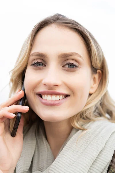 Cerca Retrato Una Chica Rubia Feliz Sonriendo Hablando Teléfono Móvil — Foto de Stock