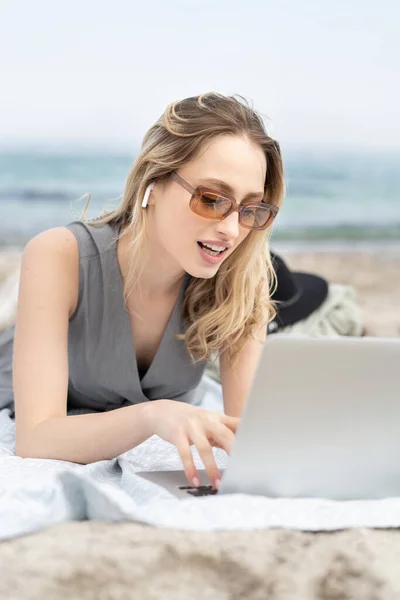 Stylish Active Young Woman Working Remotely Laptop Computer Wearing Sun Fotos De Bancos De Imagens Sem Royalties