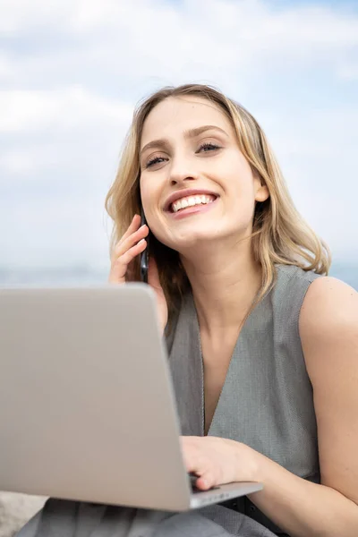 Portrait Stunning Young Business Woman Big Smile Talking Phone While Imagens De Bancos De Imagens