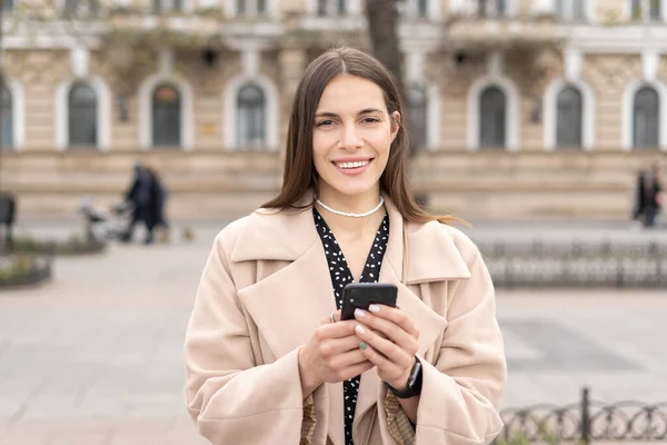 Encantadora Mujer Sonriente Sosteniendo Teléfono Inteligente Pie Parque Ciudad Con — Foto de Stock