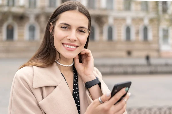 Retrato Una Mujer Alegre Sonriendo Sosteniendo Teléfono Móvil Mientras Mira — Foto de Stock