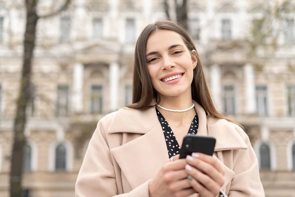 Retrato Una Alegre Mujer Negocios Sosteniendo Teléfono Móvil Parque Ciudad — Foto de Stock