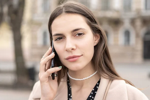 Retrato Una Tranquila Empresaria Hablando Por Teléfono Aire Libre Parque — Foto de Stock