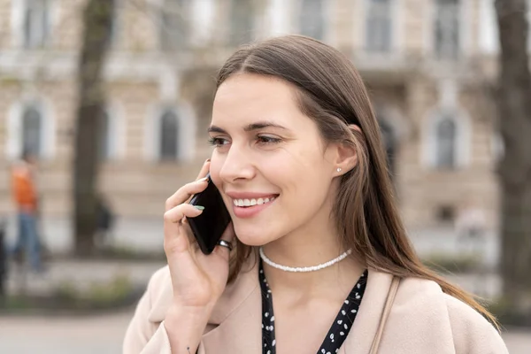 Retrato Cerca Una Mujer Negocios Hablando Por Celular Sonriendo Aire — Foto de Stock