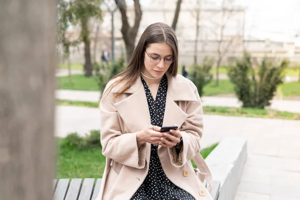 Retrato Una Encantadora Mujer Sentada Parque Usando Teléfono Celular Con — Foto de Stock