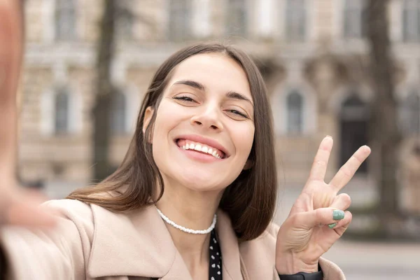 Retrato Uma Mulher Negócios Feliz Fazendo Uma Selfie Com Sorriso Fotos De Bancos De Imagens