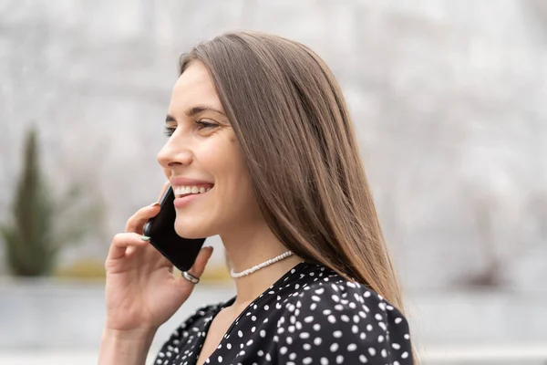 Retrato Una Mujer Caucásica Impresionante Hablando Teléfono Móvil Con Pelo — Foto de Stock