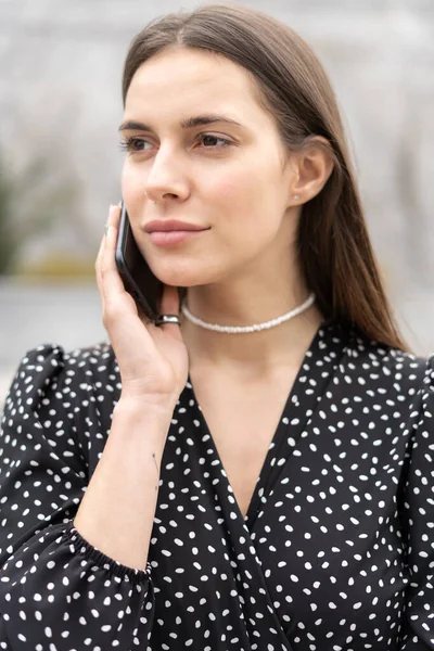 Primer Plano Una Mujer Negocios Elegante Hablando Teléfono Móvil Con — Foto de Stock