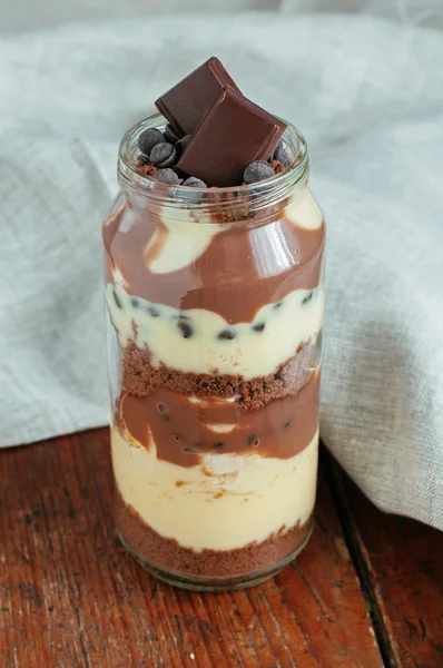 Pudding with chocolate chip cookies and banana