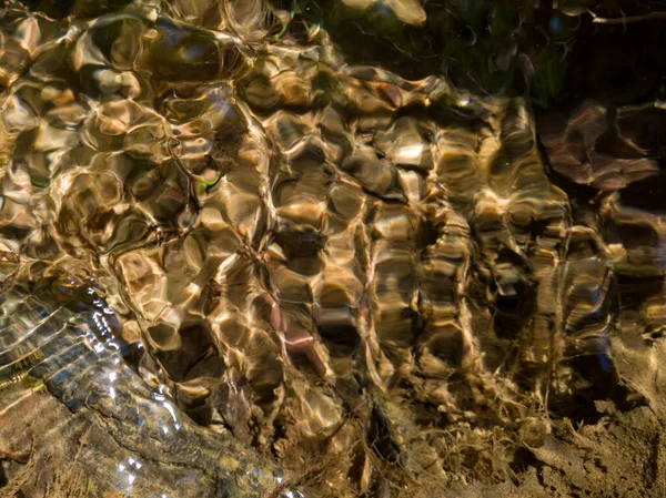 Невелика Чиста Вода Тече Потоці Абстрактні Форми Хвиль Заломлення Світла — стокове фото