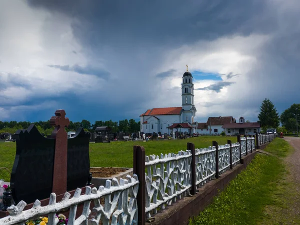 Iglesia Ortodoxa Cementerio Bosanski Luzani Durante Una Tormenta Con Nubes — Foto de Stock