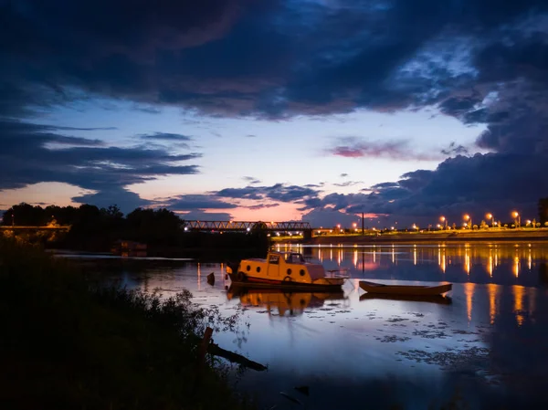 青い時間帯のサヴァ川の風景 海岸沿いの水の中に係留ボート — ストック写真