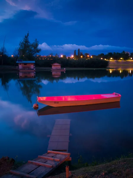Mavi Saat Boyunca Sava Nehri Nin Manzarası Batık Ahşap Bir — Stok fotoğraf