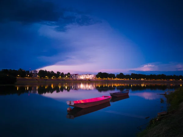 Scénický Pohled Řeku Sávu Během Modré Hodiny Zakotvené Lodě Vodě — Stock fotografie