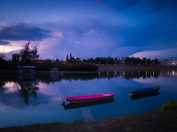 Yazın Sava Nehri Nin Manzarası Kıyı Boyunca Demirlemiş Tekneler Ufukta — Stok fotoğraf