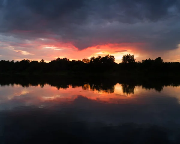 Krajobraz Rzeki Burzy Letni Wieczór Zachodzie Słońca Odbicie Wodzie Ciemne — Zdjęcie stockowe