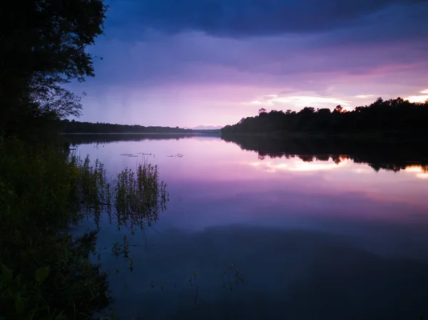 Yansıması Olan Sakin Bir Nehrin Güzel Yaz Manzarası Akşam Saatlerinde — Stok fotoğraf