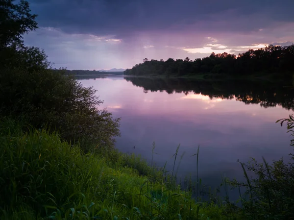 Huzurlu Bir Sava Nehrinin Güzel Yaz Manzarası Akşamları Yağmurlu Kasvetli — Stok fotoğraf