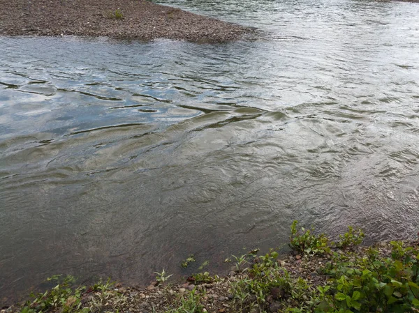 Szczegóły Rzeki Szybki Strumień Wody Przepływa Przez Żwir Tworzy Fale — Zdjęcie stockowe
