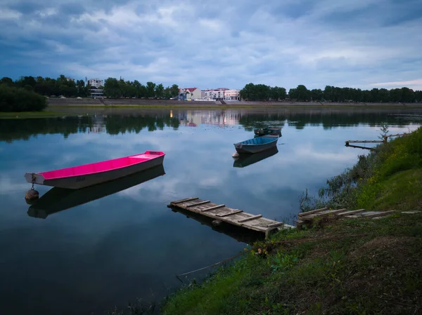 Sava Nehri Nin Kasvetli Akşam Manzarası Ahşap Rıhtımların Yanında Demirli — Stok fotoğraf