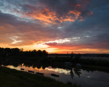 Bosna-Hersek 'in Bosanski Brod kentindeki Sava nehrinde güzel renkli gün batımı