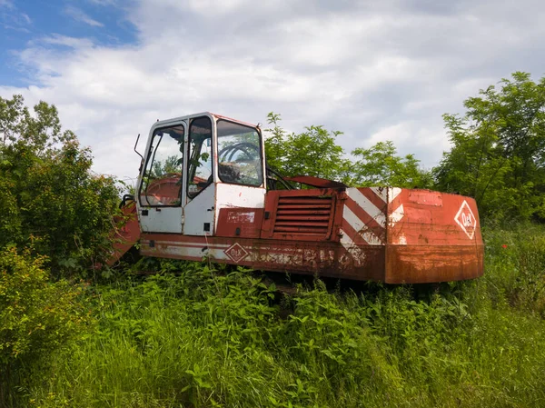 Старый Ржавый Заброшенный Экскаватор Машина Тяжелой Работы Заросшая Травой Шипами — стоковое фото