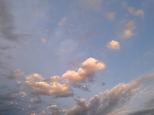 Ljusa Moln Den Blå Himlen Kvällen Abstrakt Mönster Naturen Kondens — Stockfoto