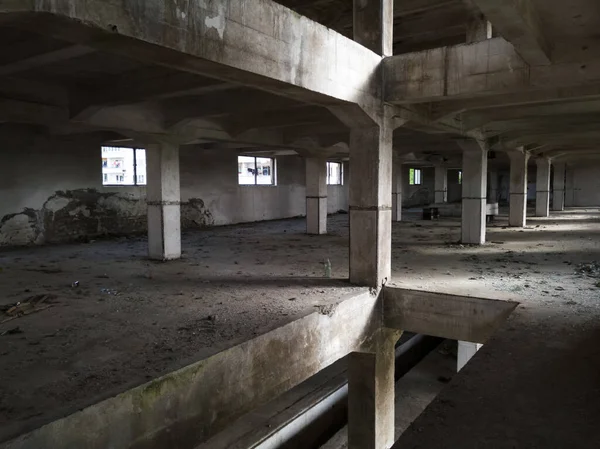 Egy Régi Elhagyatott Betoncsarnok Belseje Üres Ipari Raktár Több Emelettel — Stock Fotó