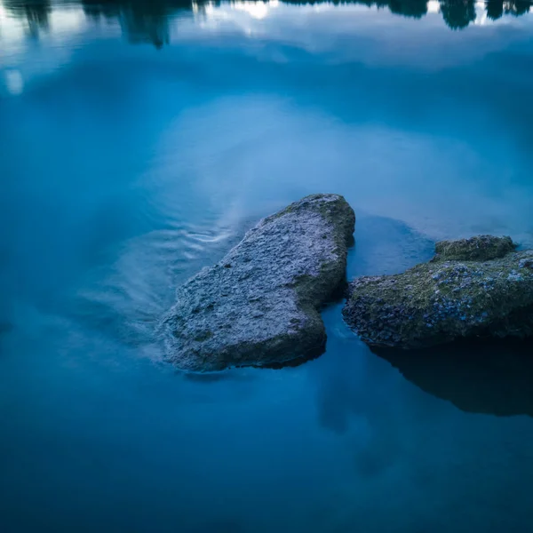 在蓝色的时间里 有着岩石和流水的近景 平静的河流细节 — 图库照片
